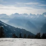 With Enchanting Hill View * 베이소나츠