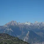 With Enchanting Hill View 아파트