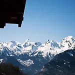 아파트 With Enchanting Hill View