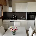 아파트 With Enchanting Hill View