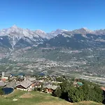 아파트 With Enchanting Hill View *