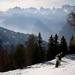 With Enchanting Hill View 아파트 *