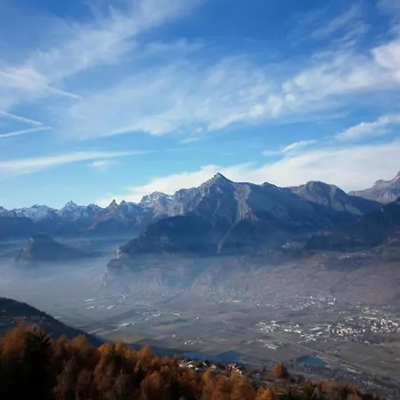 With Enchanting Hill View 아파트