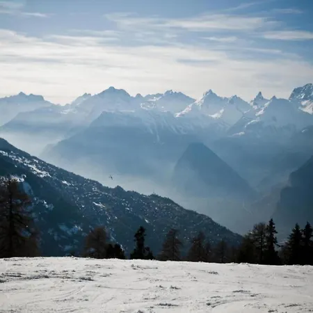 아파트 With Enchanting Hill View