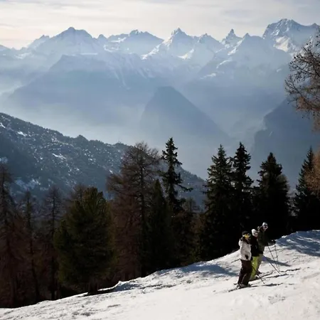 아파트 With Enchanting Hill View *