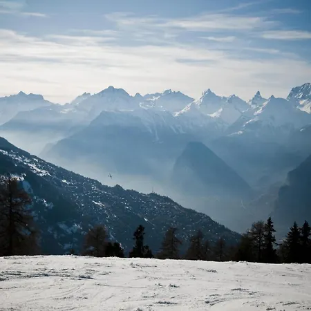 Daire With Enchanting Hill View